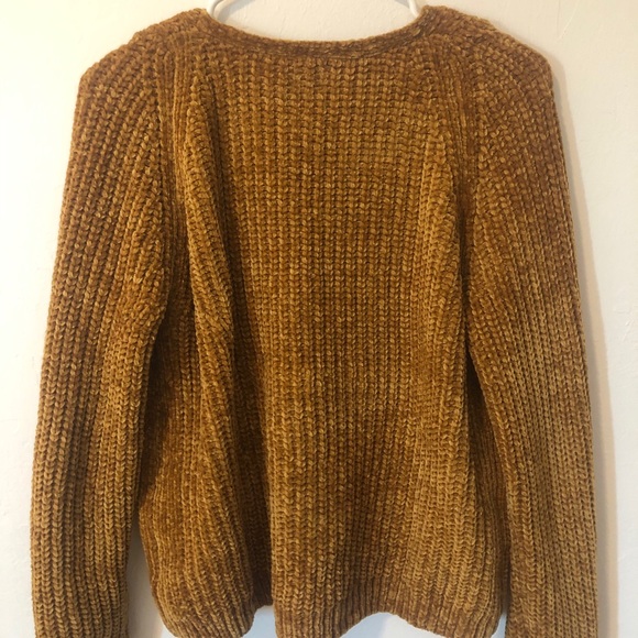 Very Soft Yellow Knitted Sweater. - Picture 2 of 4